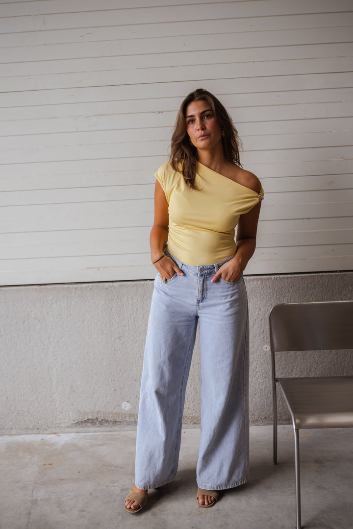 Ludwika – Koszulka z asymetrycznym kołnierzem i złotym akcentem