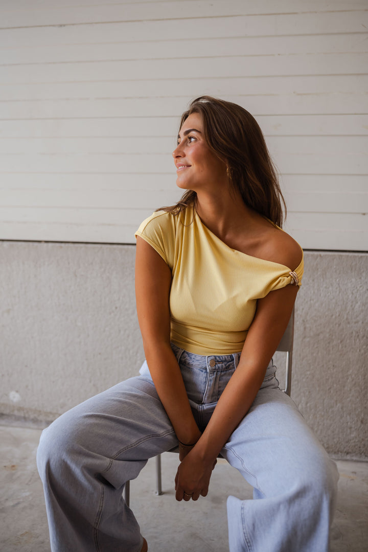 Ludwika – Koszulka z asymetrycznym kołnierzem i złotym akcentem