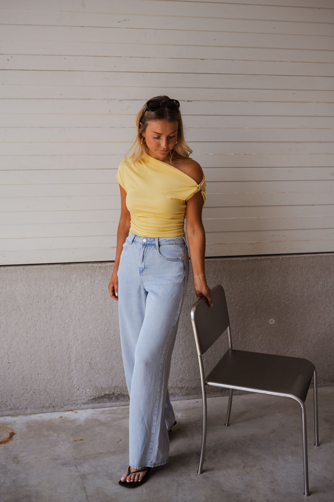 Ludwika – Koszulka z asymetrycznym kołnierzem i złotym akcentem